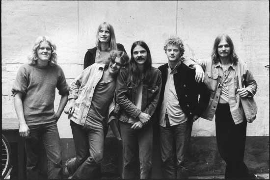 Sebastian og No Name: Roadie Ole Frø læner sig opad Peter Mogensen - bagved Henrik Strube, Lars Trolle og Peter Ingemann er yderst til højre